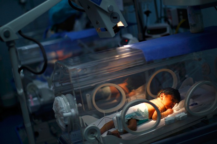 Một cháu bé đang nằm trong lồng kính sơ sinh ở bệnh viện Gatire.